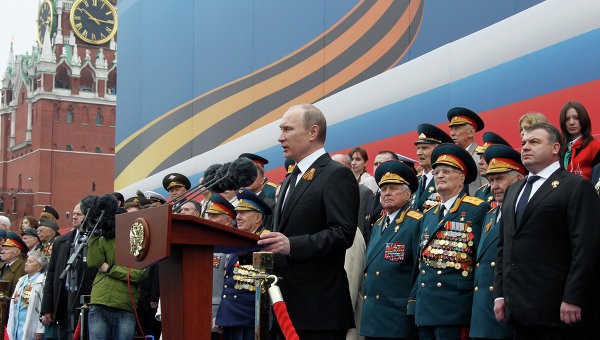 Các nhà lãnh đạo Nga tại lễ diễu binh (ảnh: Ria Novosti)